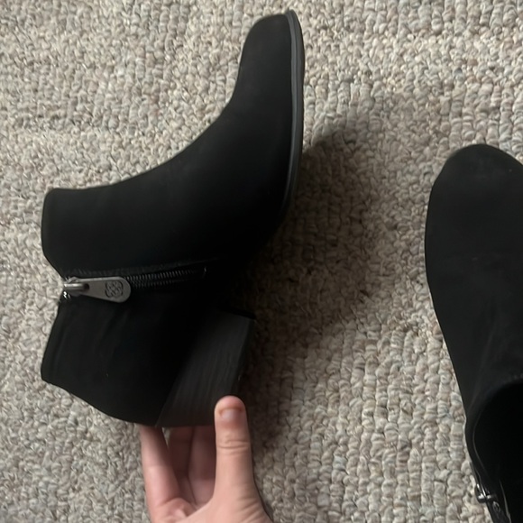 Daisy Fuentes Black Ankle Boots with Low Chunky Heel and Rounded Toe - Picture 2 of 4